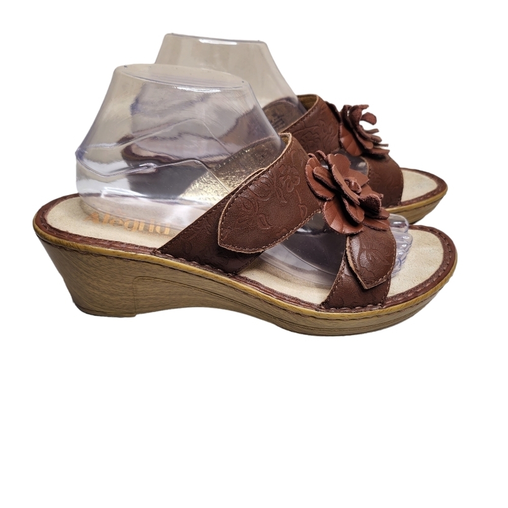NWOB Alegria Lana women's rosette flowers brown leather wedge sandals Size 8.5